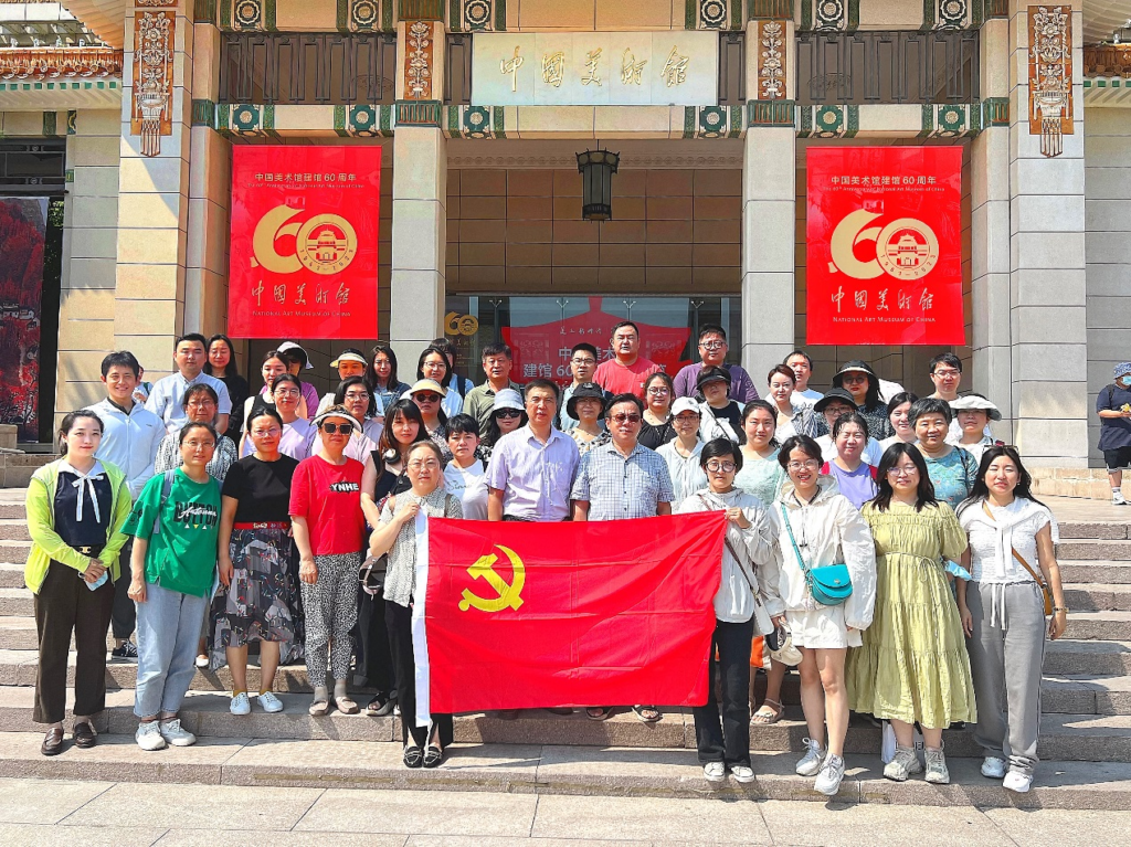中国新闻出版研究院开展主题教育活动 集体参观“弘扬长征精神、延安精神”美术作品展-期刊+